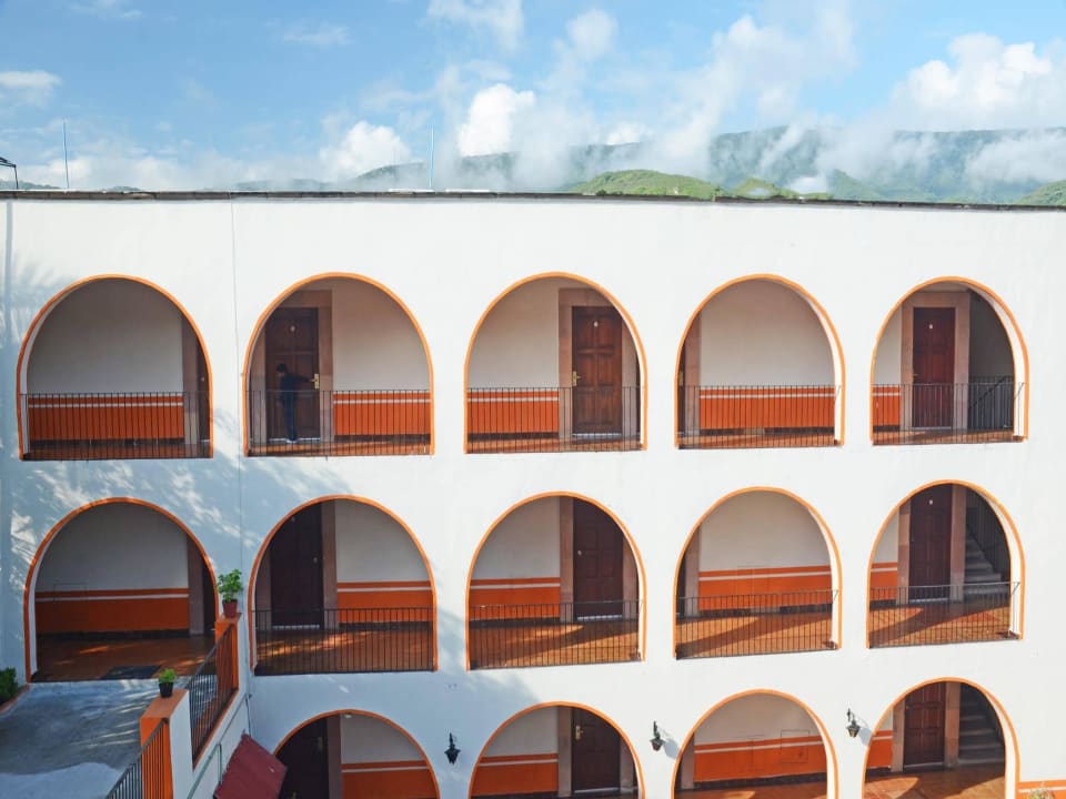 Fachada, vista de las habitaciones Hotel Mision Jalpan