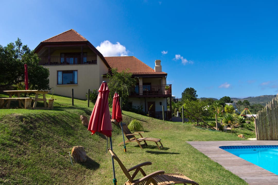 Liegewiese und Haus Panorama Lodge