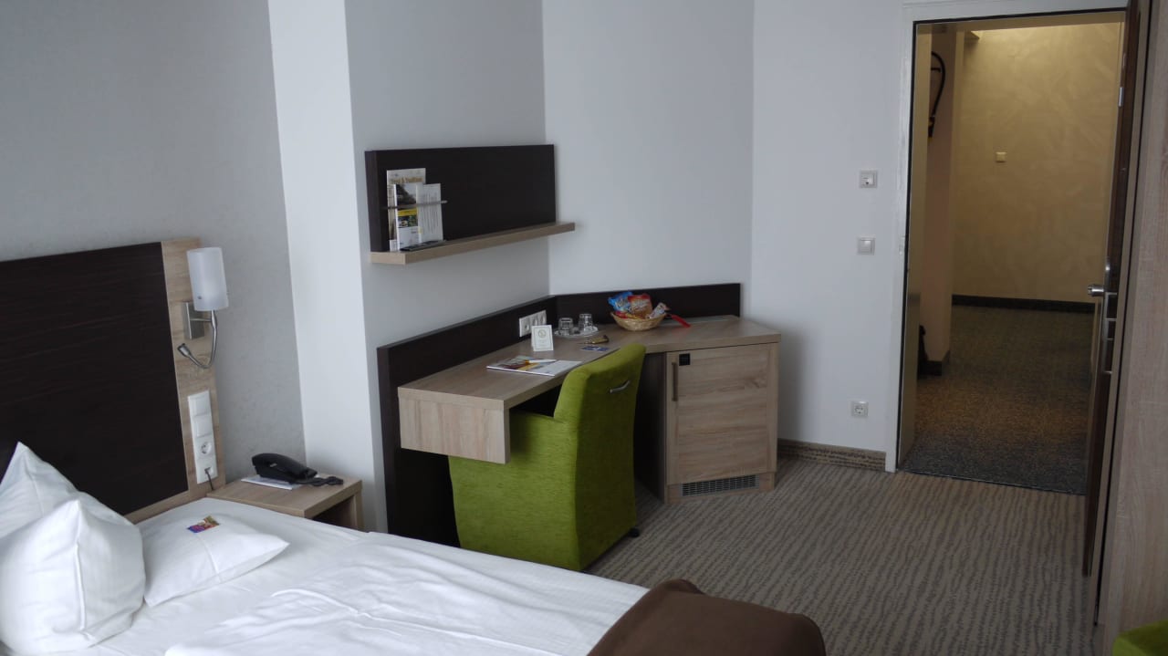 Zimmer fum Flur Ringhotel Loew's Merkur