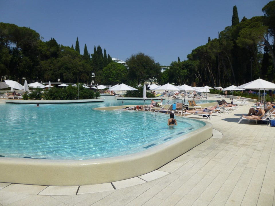 Pool von der Meerseite Eden Hotel by Maistra Collection