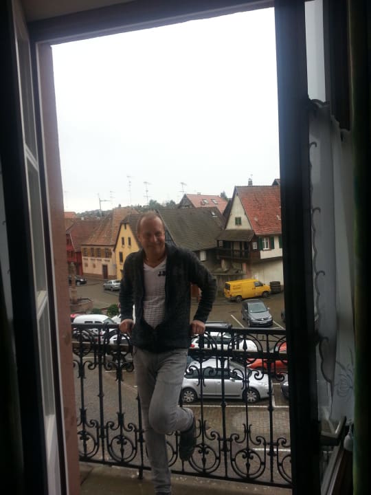 Zimmer zur Strasse mit Balkon Hotel Aux 3 Châteaux