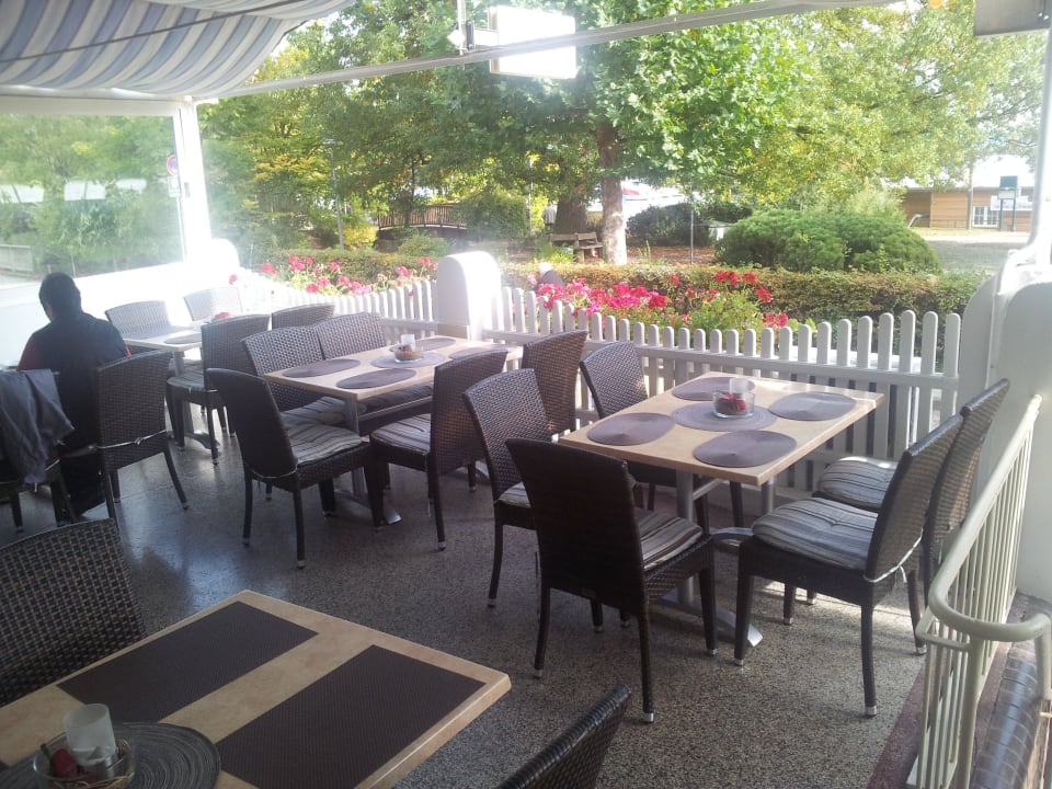 Auf der Terrasse die Umgebung genießen Hotel Zum Weißen Mohren