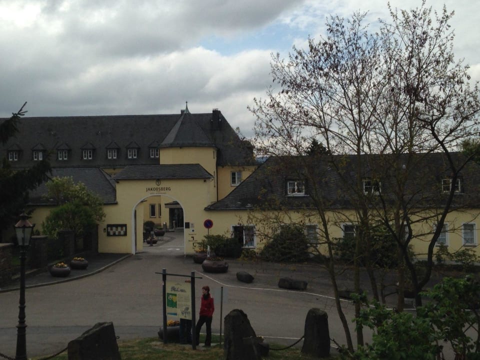 Aussicht auf das Hotel vom Parkplatz Hotel Klostergut Jakobsberg