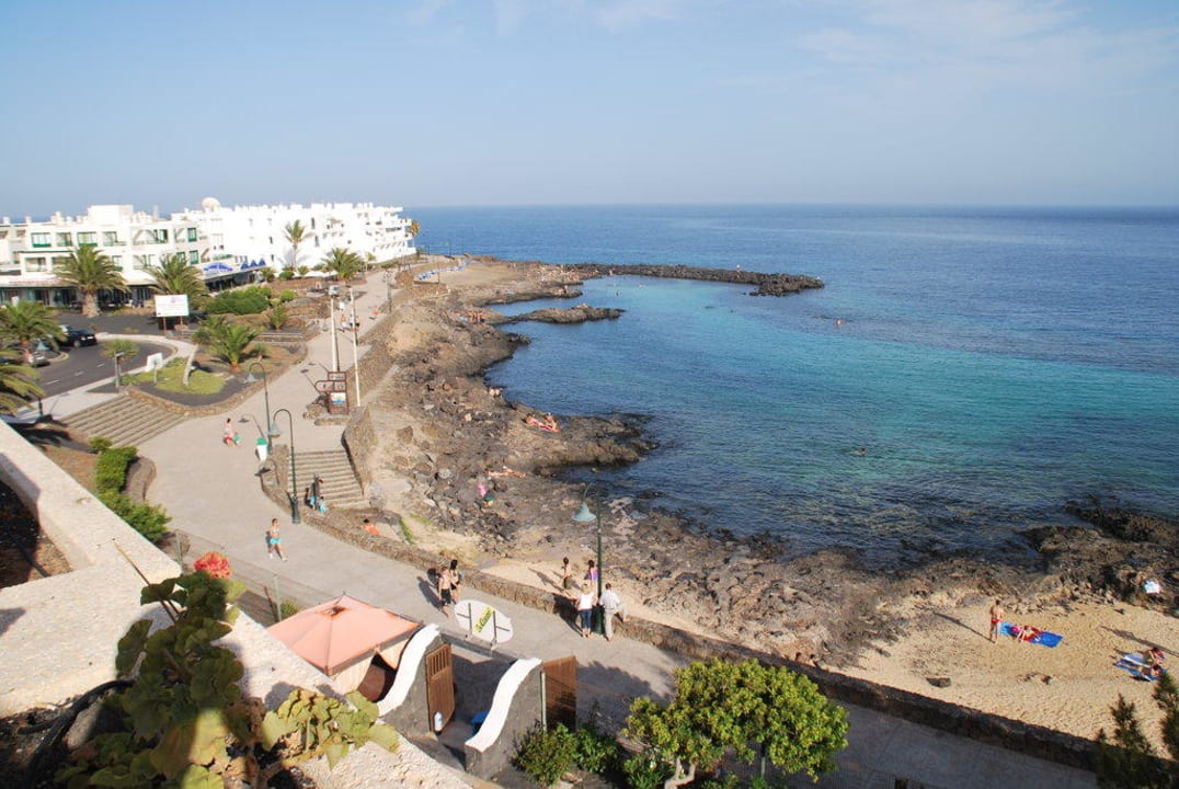Linke Seite des Strandes vom Balkon Hotel Grand Teguise Playa