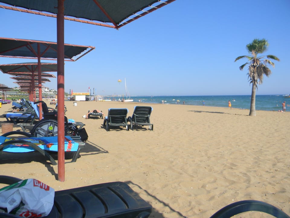 Sehr gepflegter Strand und ausreichend Liegen. Hotel Süral Resort