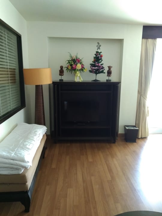 Blick vom Sofa auf TV mit Schrank und Weihnachtsbaum Khaolak Orchid Beach Resort