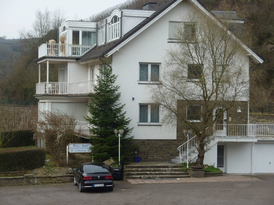 "Blick vom Haupthaus zum Nebengebäude" Hotel Haus Appel