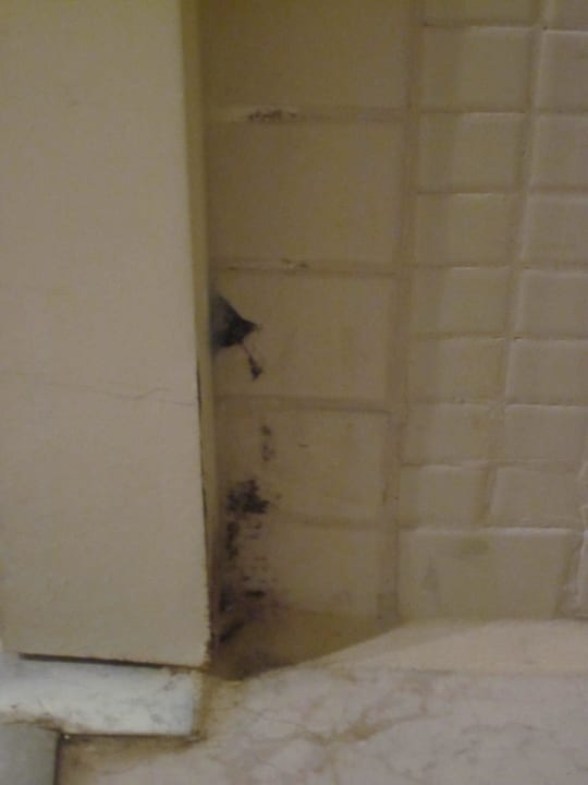 Ecke mit Schimmel und Löchern im Bad TUI BLUE Xanthe