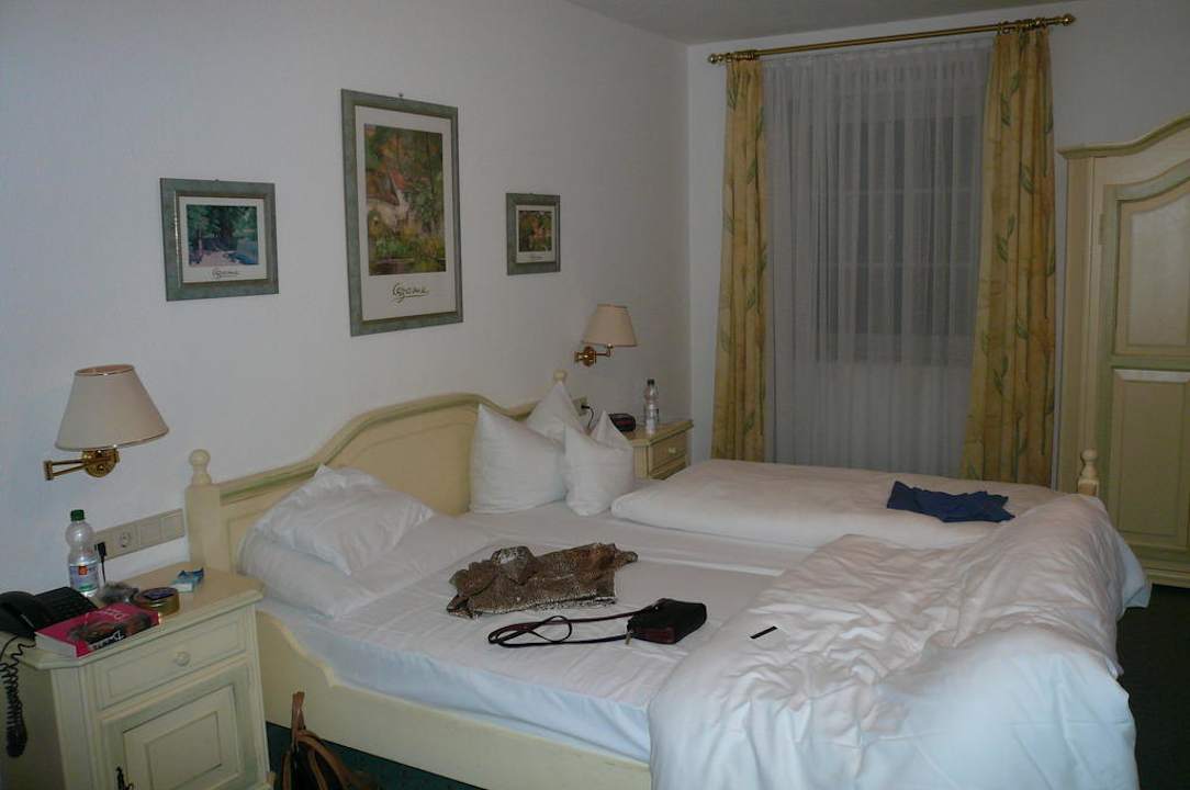 Geräumiges Doppelbett! Flair Hotel Vier Jahreszeiten