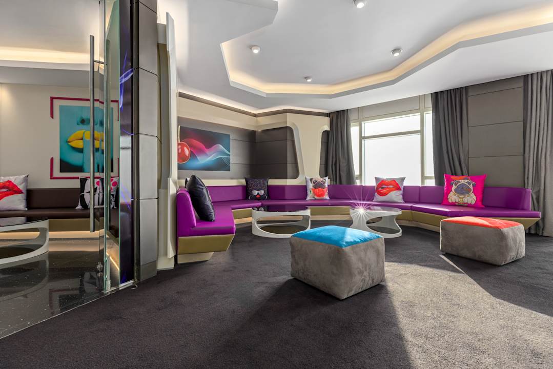 Zimmer V Hotel Dubai, Curio Collection by Hilton