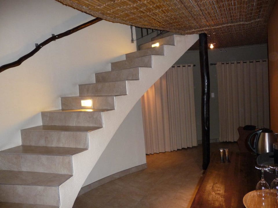 Wohnbereich mit Treppe ins Obergeschoss Okaukuejo Camp