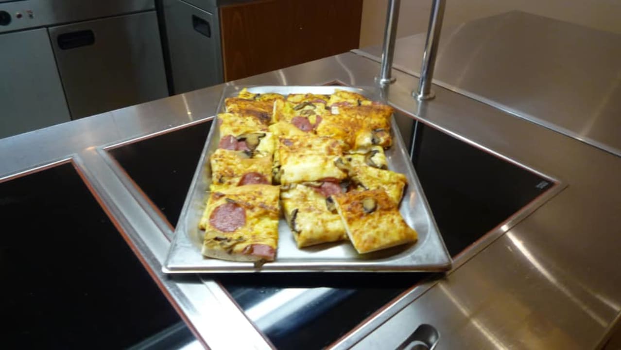 Świeżo upieczona pizza Alexandros Palace