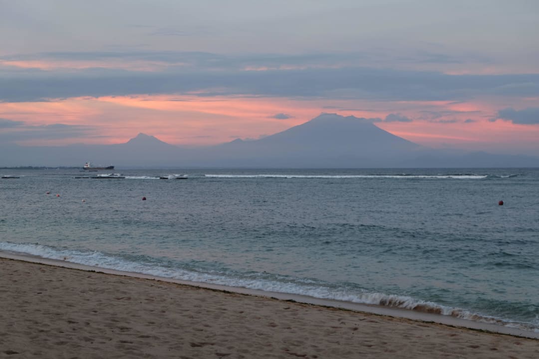 Sonnenuntergang am Strand Nusa Dua Beach Hotel & Spa