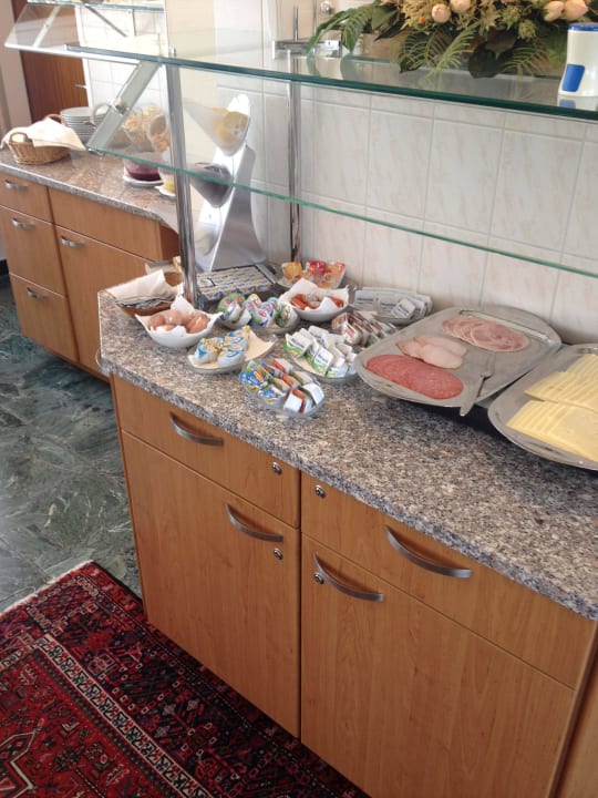 Das etwas spartanische Frühstücksbuffet Hotel am Rathaus