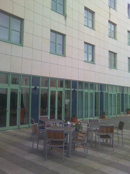 Sommerterrasse des Hotels SORAT Hotel Brandenburg