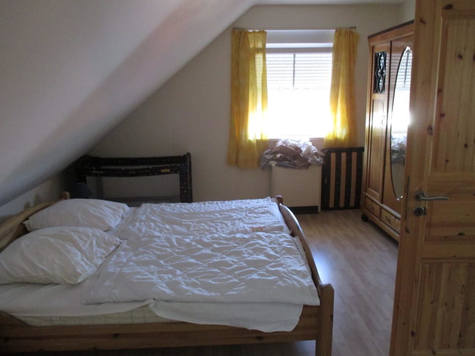 Größeres Schlafzimmer im OG Ferienhaus Butt