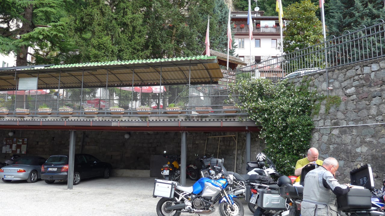 Parkplatz, oberhalb das Hotel mit Garten Hotel Oasi Verde