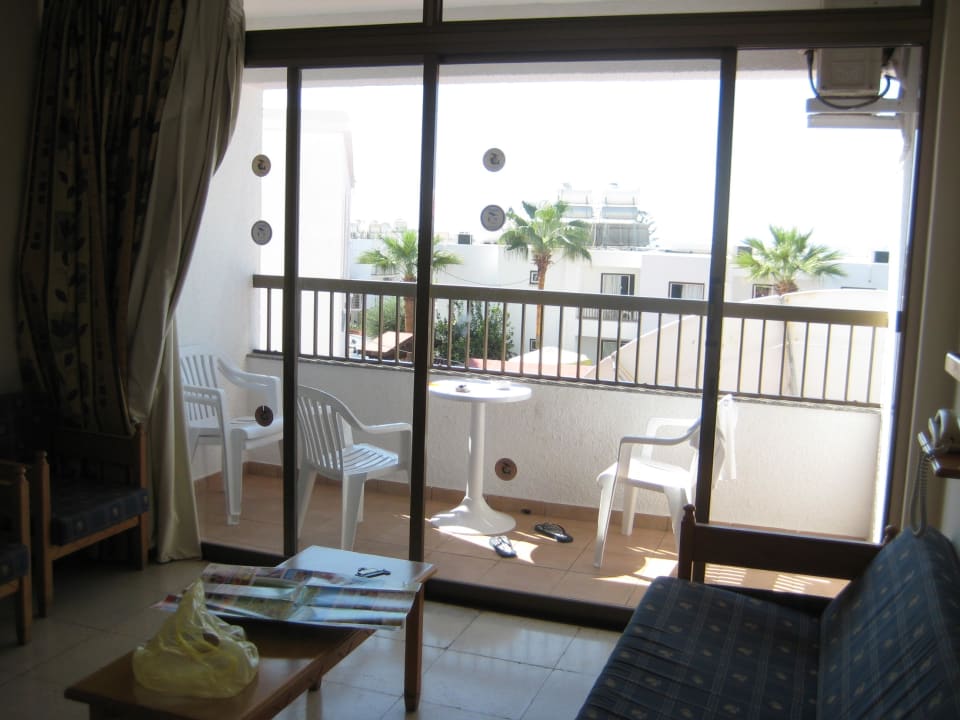 Blick vom geräumigen Wohnzimmer auf Balkon Christabelle Hotel Apartments