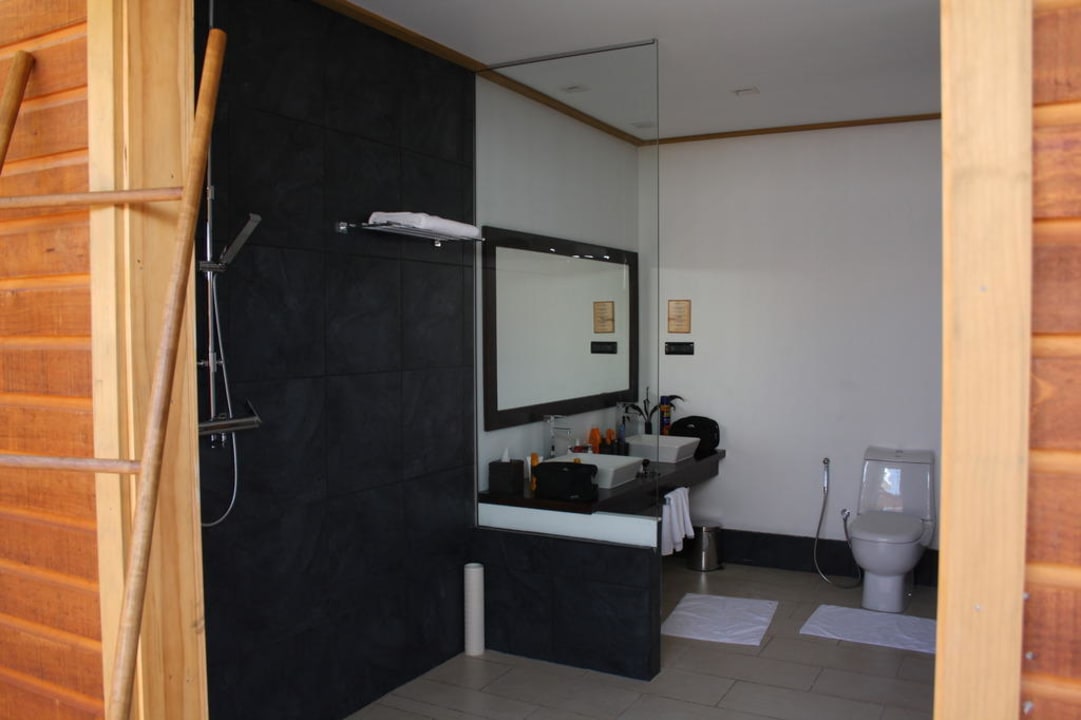 Bad im Wasserbungalow Vilamendhoo Island Resort & Spa