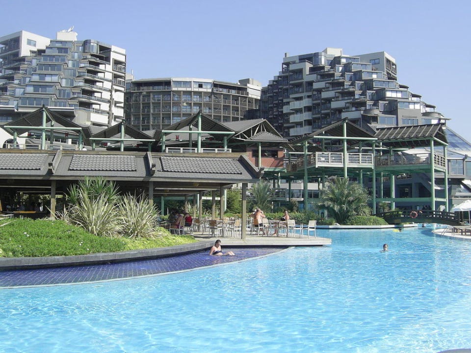 Poolanlage mit Hotel im Hintergrund Limak Lara Deluxe Hotel & Resort