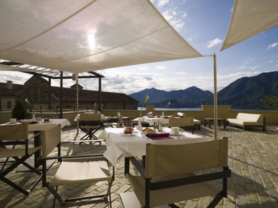 Breakfast under the sun, terrace with lake view Novessentia