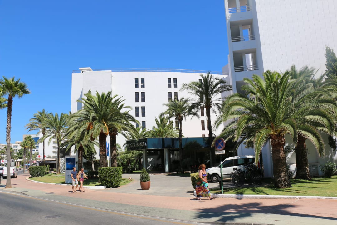 Von der Strasse aus gesehen allsun Hotel Sumba
