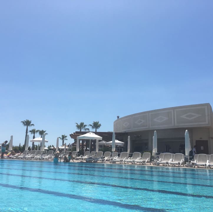 Blick auf Pool und die Poolbar Kirman Belazur Resort & Spa