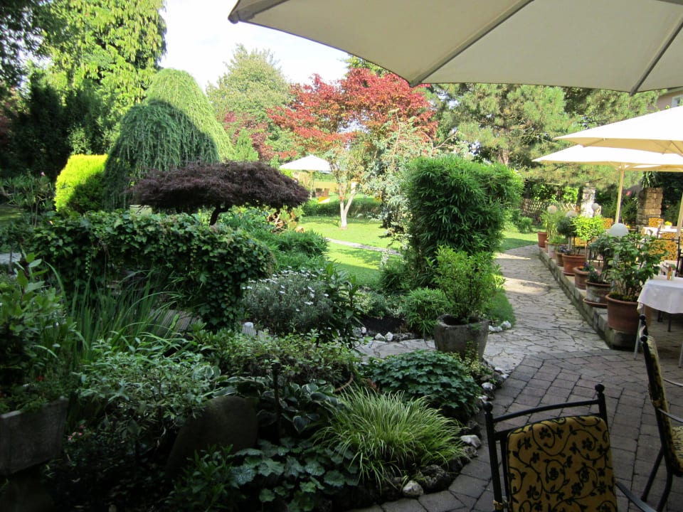 Idyllischer Garten Hotel Seevilla