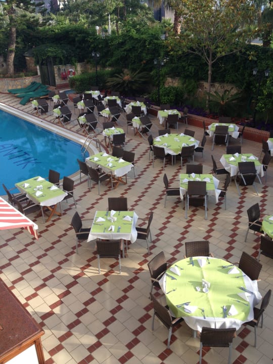 Schön eingedeckte Tische. Hotel Antik