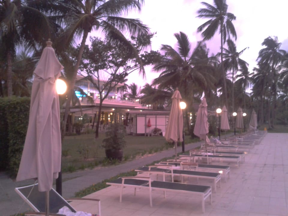 Ausreichend Liegen auch am Tag;-) Kantary Beach Hotel - KHAO LAK