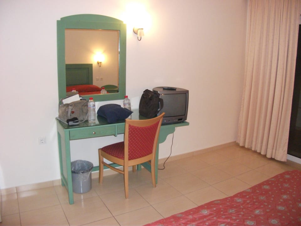 Spiegelplatz und Fernseher Grand Hotel Holiday Resort