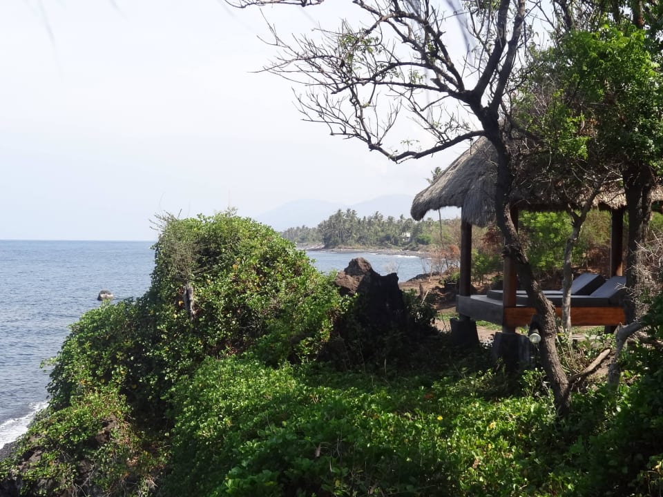 Die herrlichen Bales über dem Meer. Alam Batu Beach Bungalow Resort