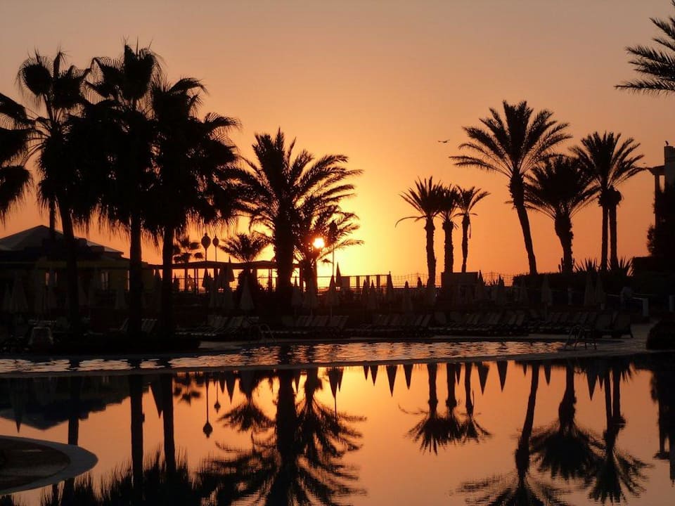 Poolanlage bei Sonnenuntergang Iberostar Waves Founty Beach
