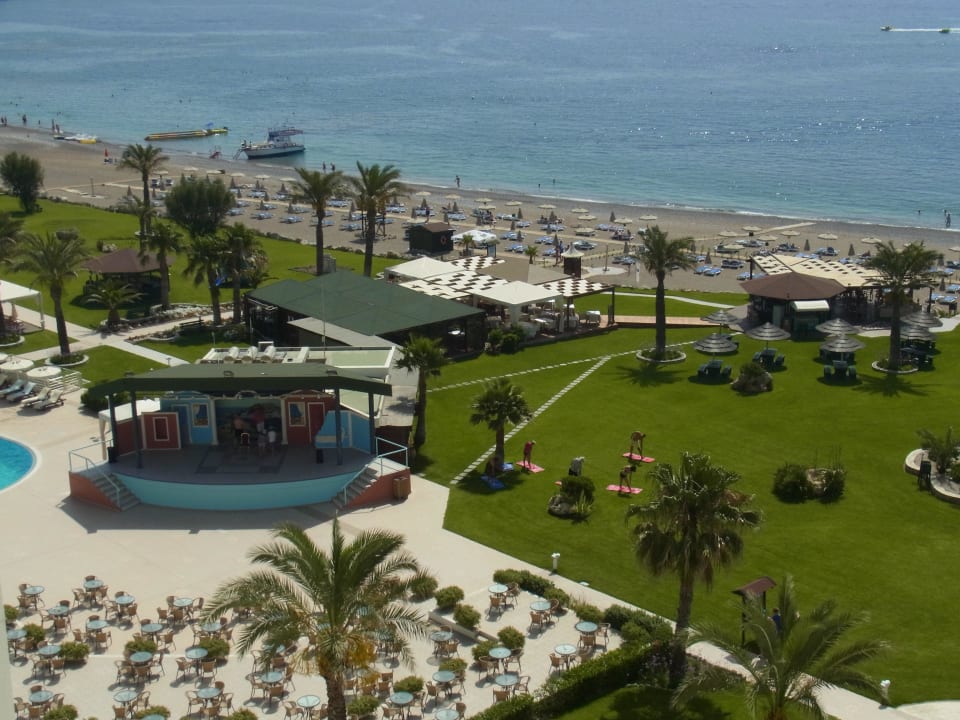 Blick vom Balkon auf Abendshowbühne Rodos Palladium Leisure & Wellness