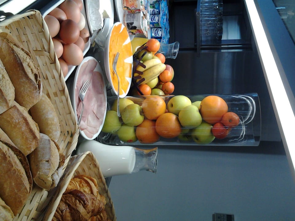 Buffet Petit déjeuner Hotel Kyriad Perpignan Sud