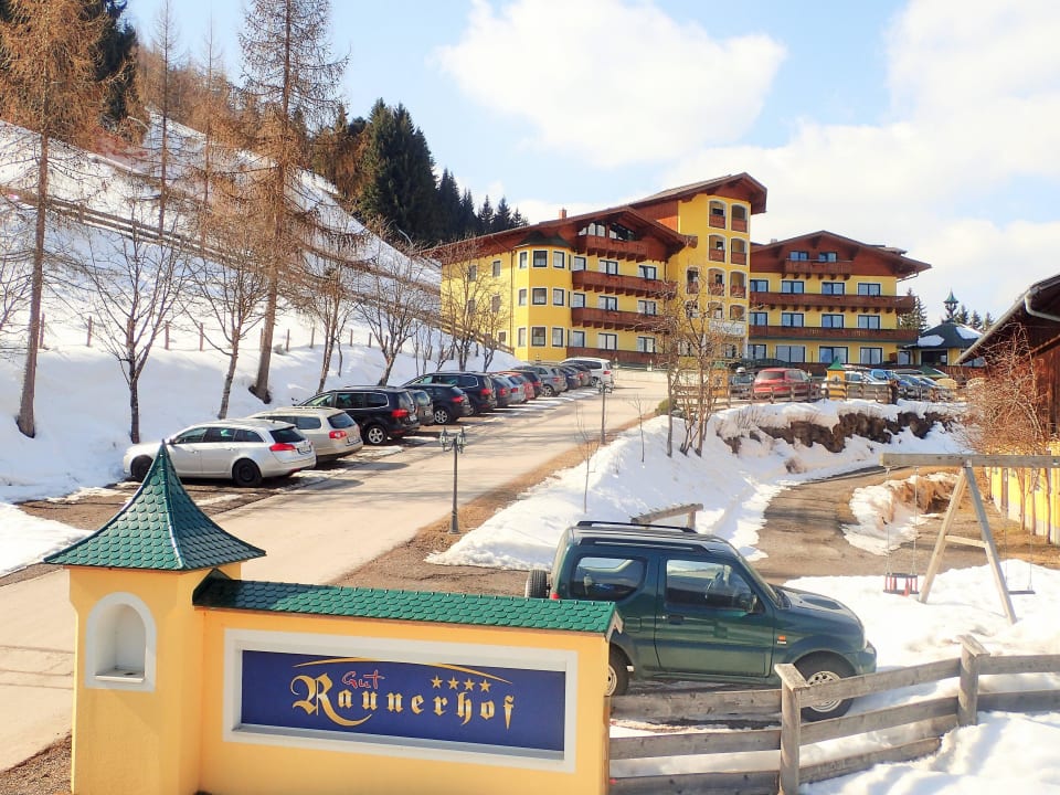 "Hoteleinfahrt" Hotel Gut Raunerhof (Schladming) • HolidayCheck ...