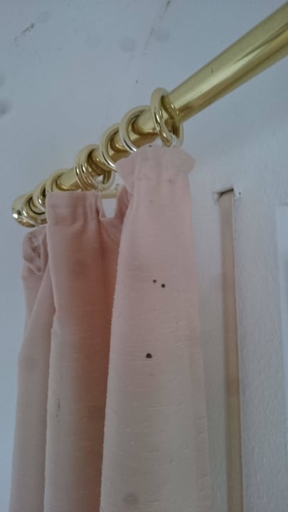 Schmutz an der Gardine Hotel Landhaus Messmer