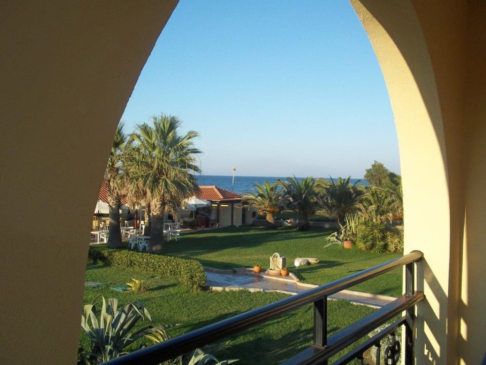 Weg zum Strand vom MB Zimmer aus Vantaris Luxury Beach Resort