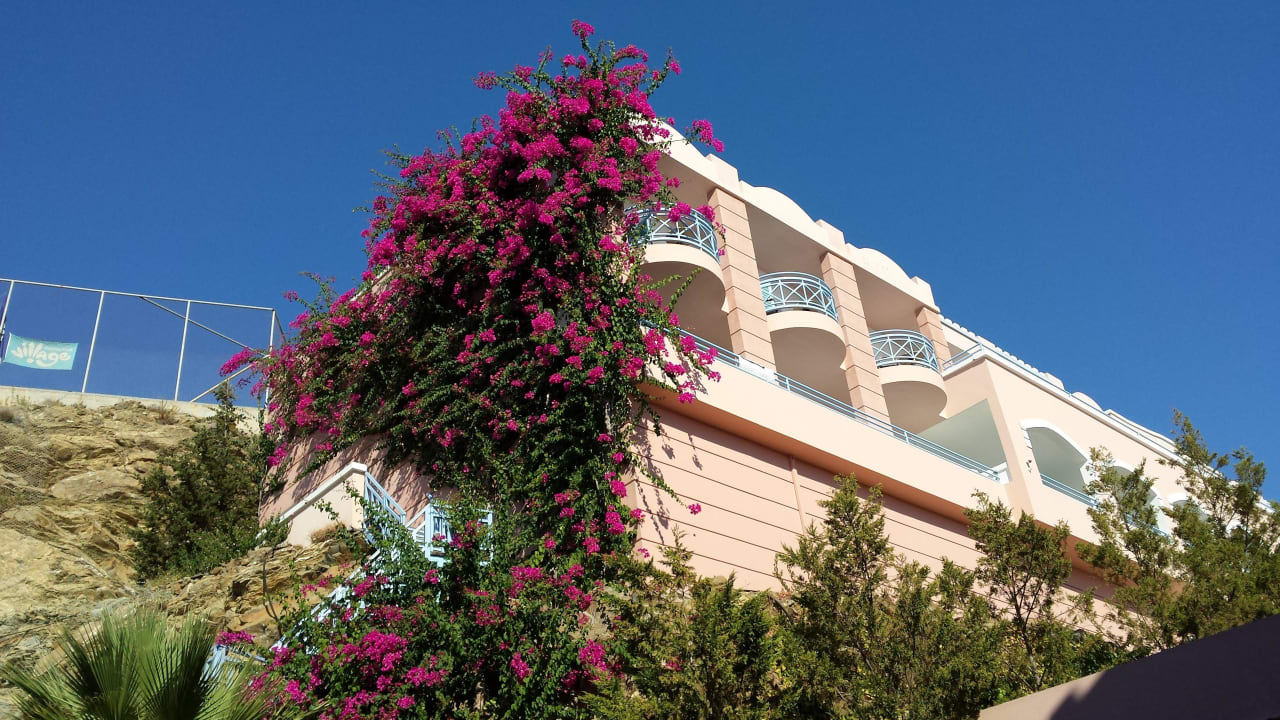 Blick vom Innenhof auf einen Hotelblock Mitsis Rodos Village