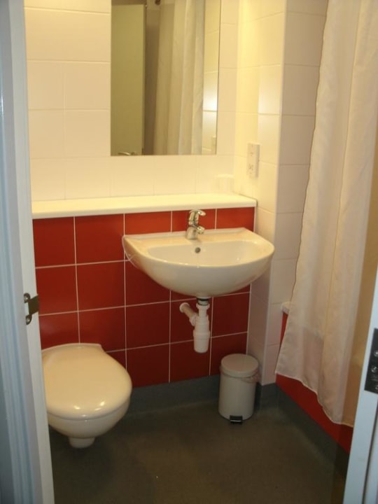 Badezimmer mit Wanne Travelodge London Fulham Hotel