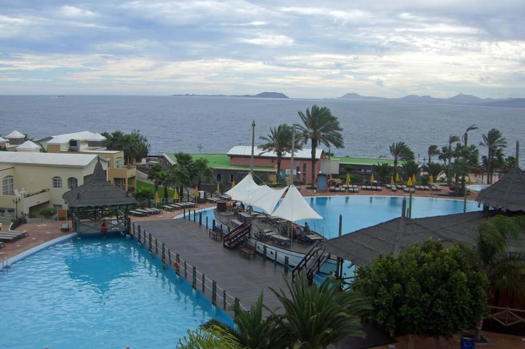 Pool mit Sicht auf Fuerte und Los Lobos H10 Rubicón Horizons Collection