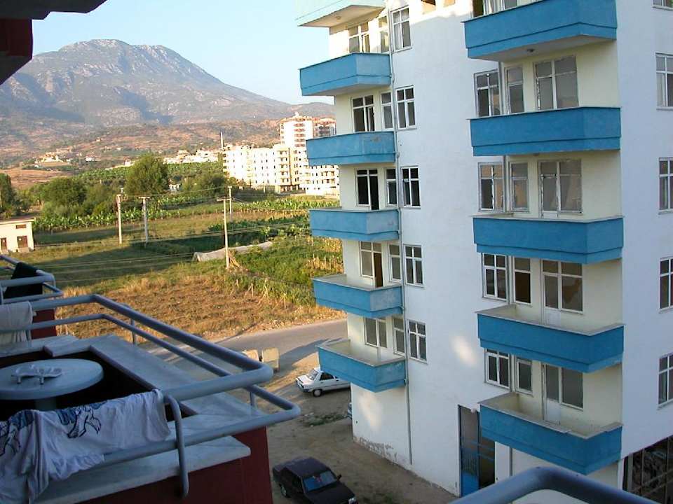 ARES Blick zur Ruine Hotel Ares