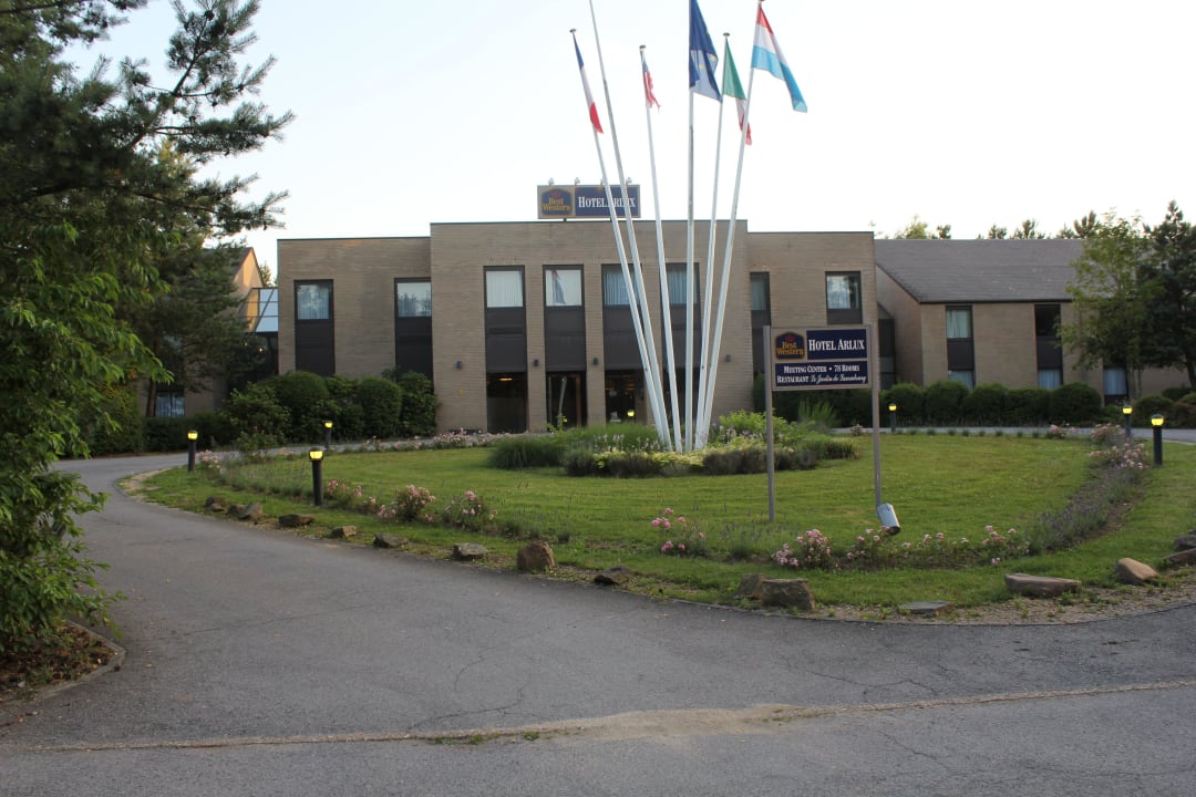 Front vom Parkplatz gesehen Ibis Styles Arlon Porte du Luxembourg