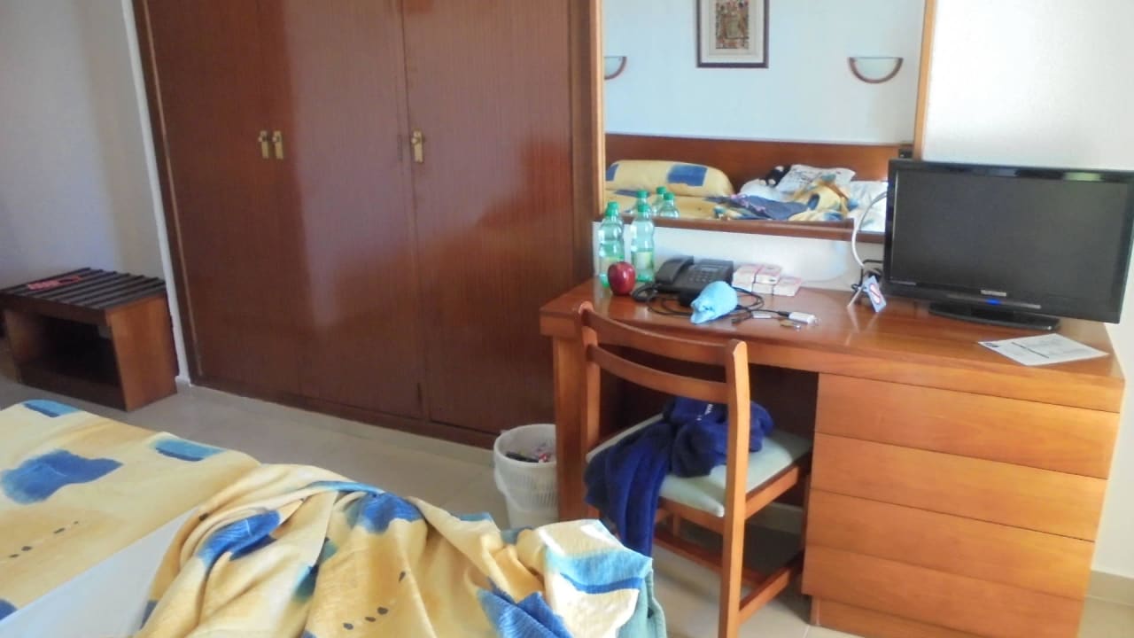 TV und Schrank Hotel Luxor