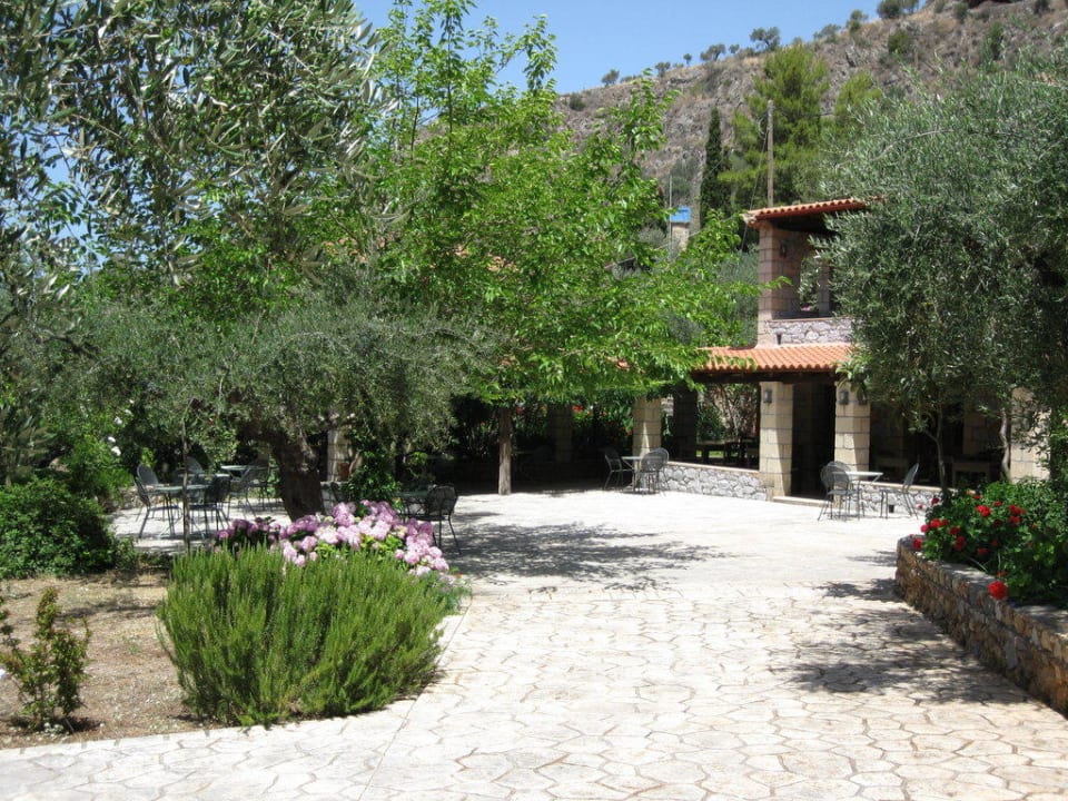 Terrasse für Frühstück/Abendessen Hotel Kalamitsi