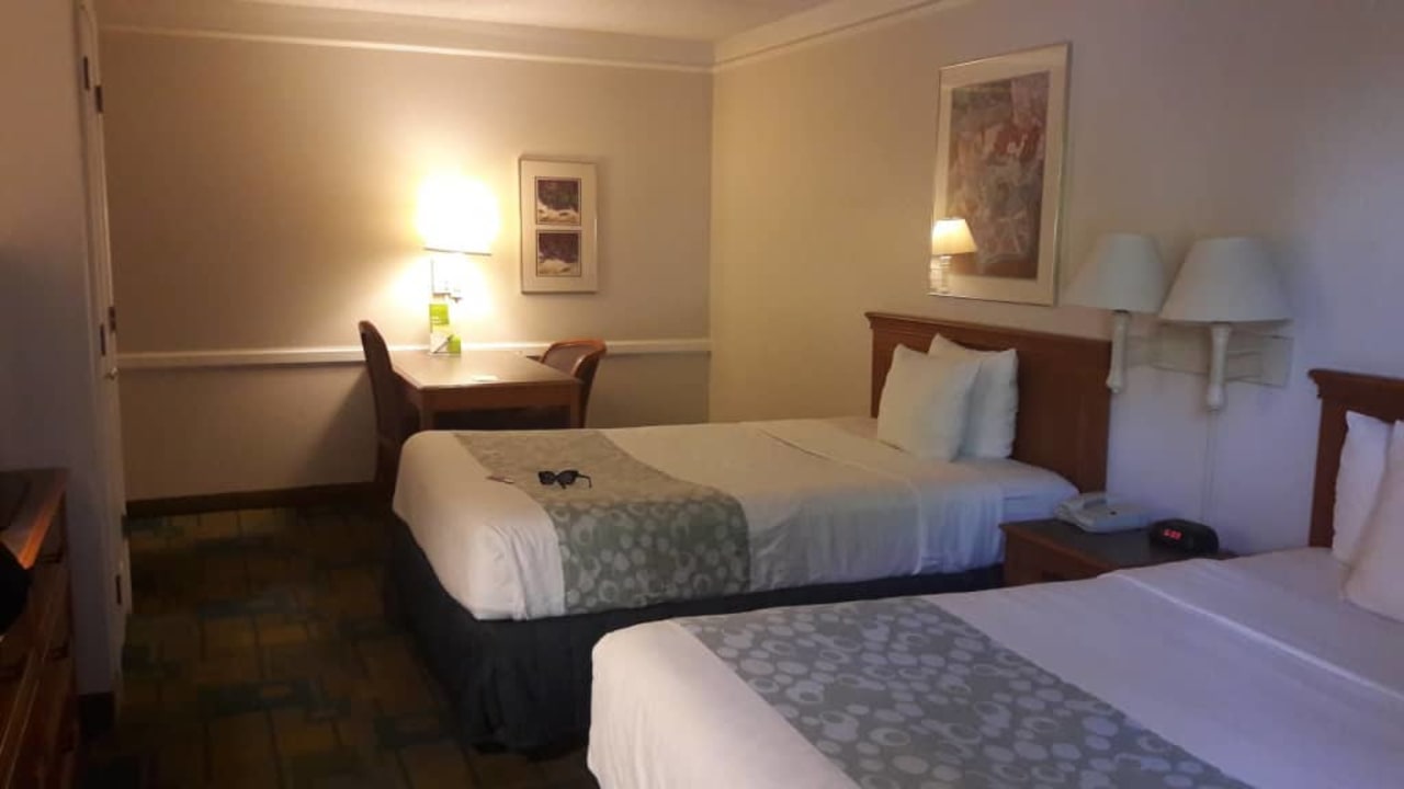 Pokój z łóżkami typu  Queens dla 3 os. rodziny Hotel La Quinta Bakersfield