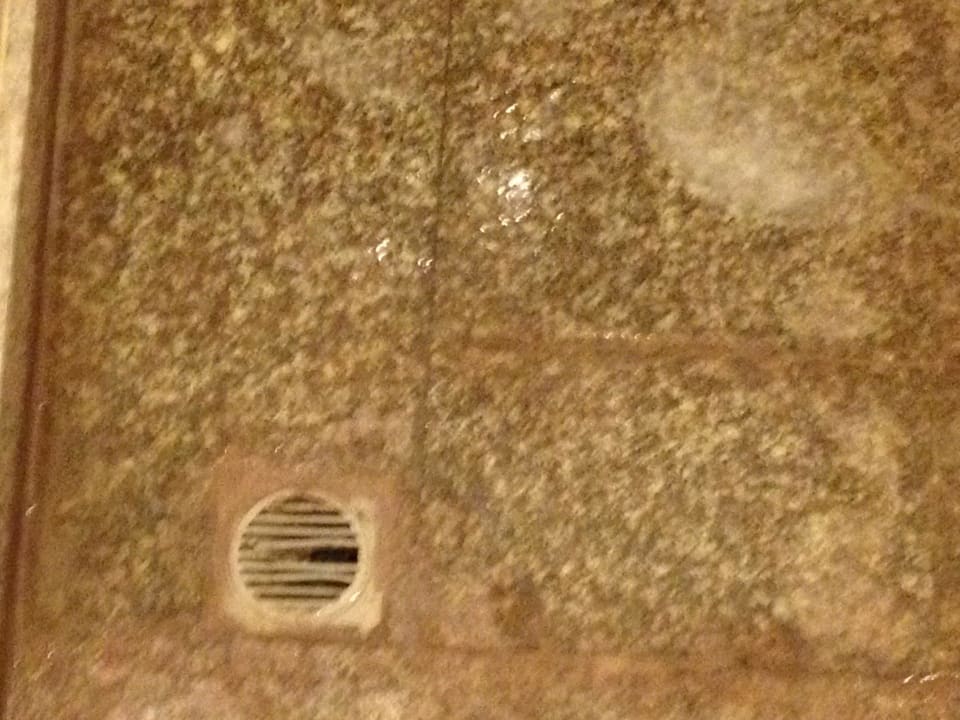 Dusche mit Kaputten Gulli und Haaren  Pickalbatros Aqua Park Resort - Hurghada