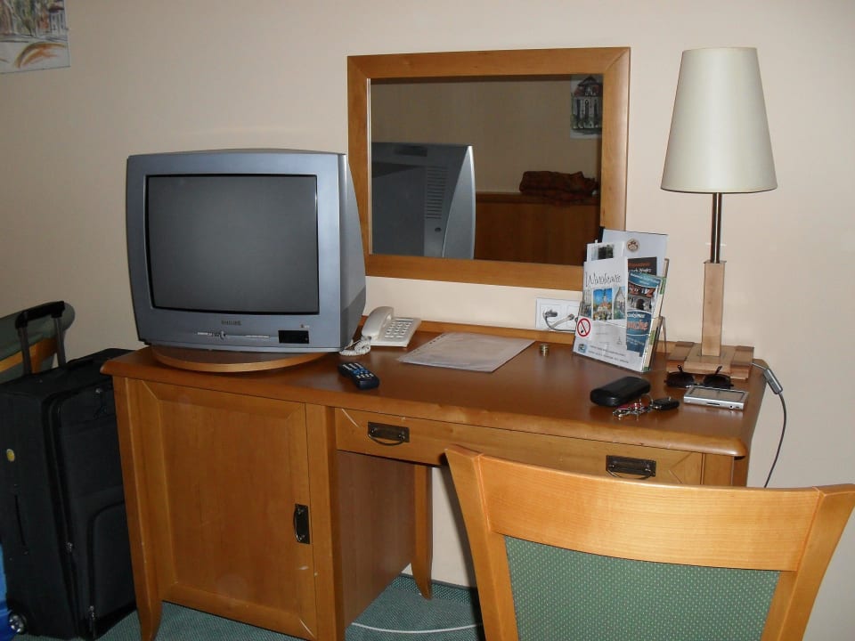 Schreibtisch mit Kühlschrank und TV Hotel Zajazd Pocztowy