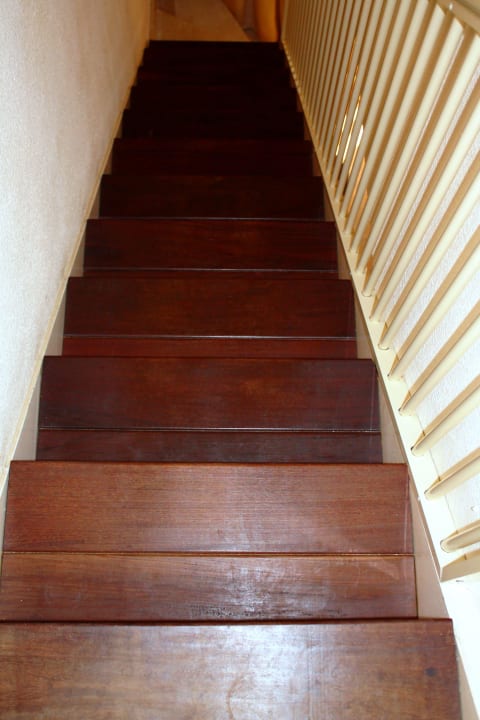 Steiler Treppenabstieg hinab ins Zimmer VIVA Cala Mesquida Suites & Spa 16+