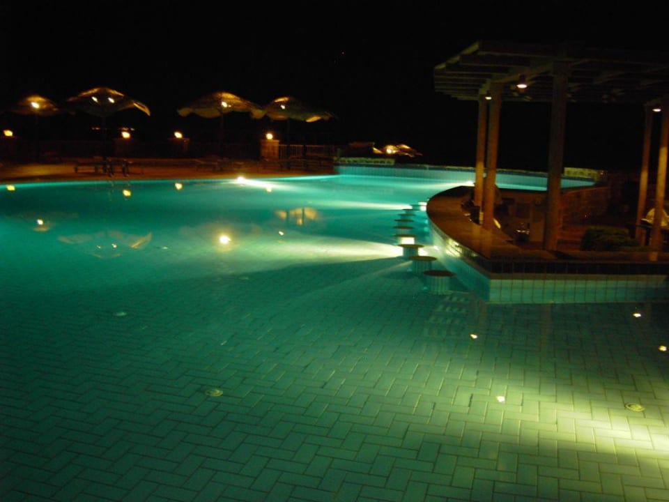 Die Poolbar bei Nacht Radisson Blu Resort, El Quseir